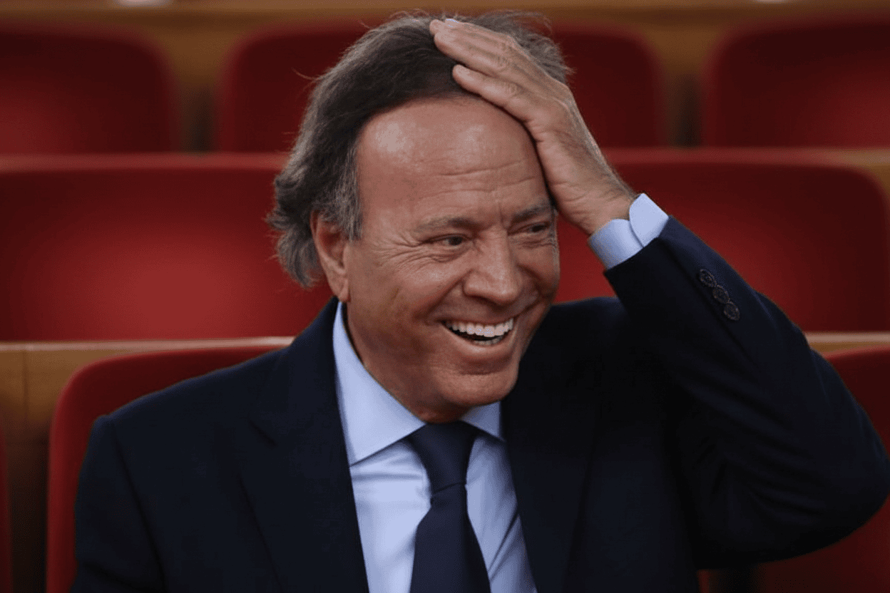 EL OCASO DEL MITO: El Gobierno le da la espalda a Julio Iglesias y estudia retirarle la Medalla de Oro de las Bellas Artes