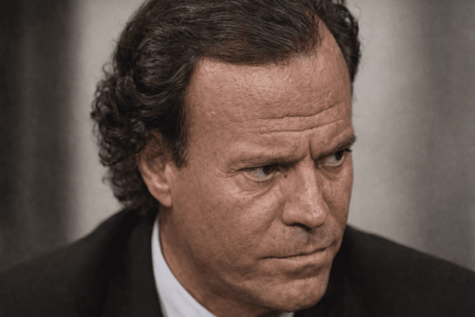 CARPETAZO AL 'CASO JULIO IGLESIAS': La Fiscalía archiva la denuncia contra el cantante por falta de competencia