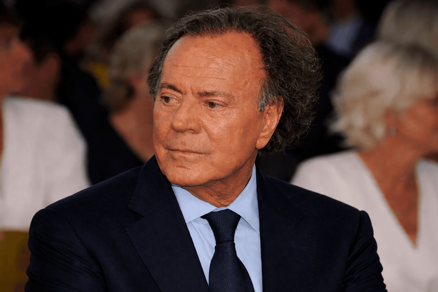 CONTRAATAQUE ESTRATÉGICO: Julio Iglesias señala públicamente a sus denunciantes y enciende el debate sobre los límites de la
