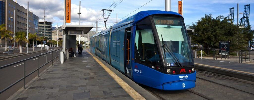 SUSTO EN TENERIFE: Un tranvía descarrila tras una colisión contra un autobús en las inmediaciones del Hospital La Candelaria
