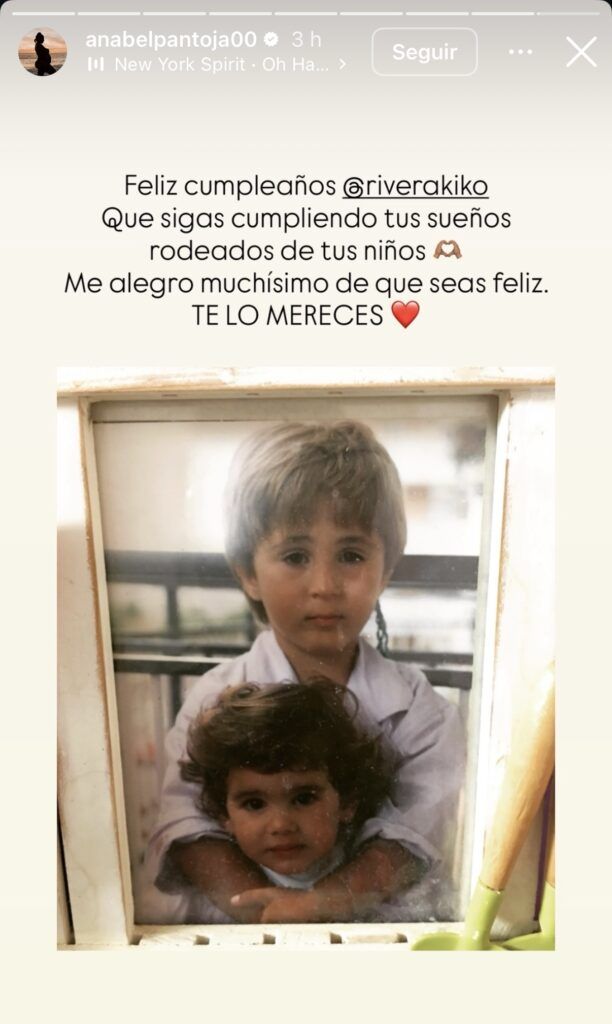 Celebración de cumpleaños con niños en un ambiente alegre y familiar, resaltando la felicidad y el a.