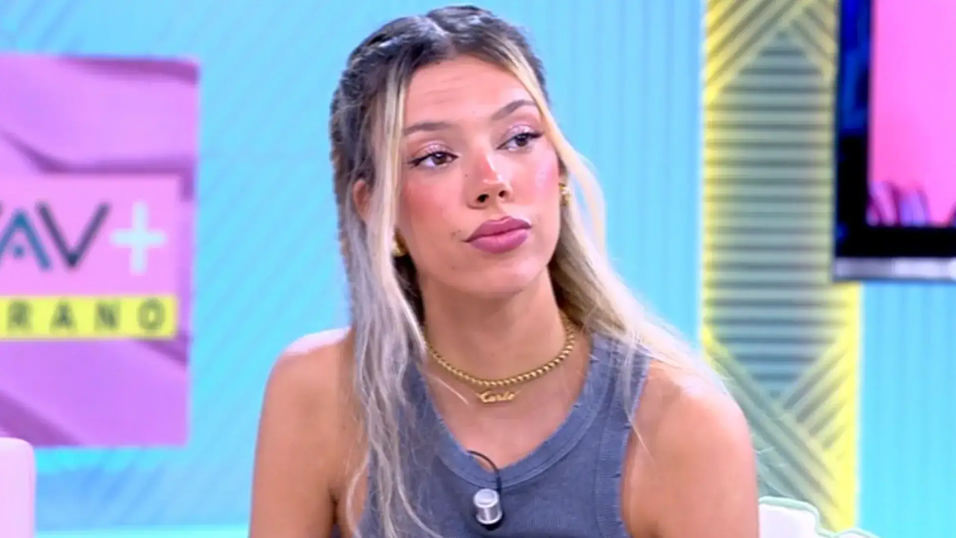 Alejandra Rubio en programa de televisión, expresión seria y pensativa.