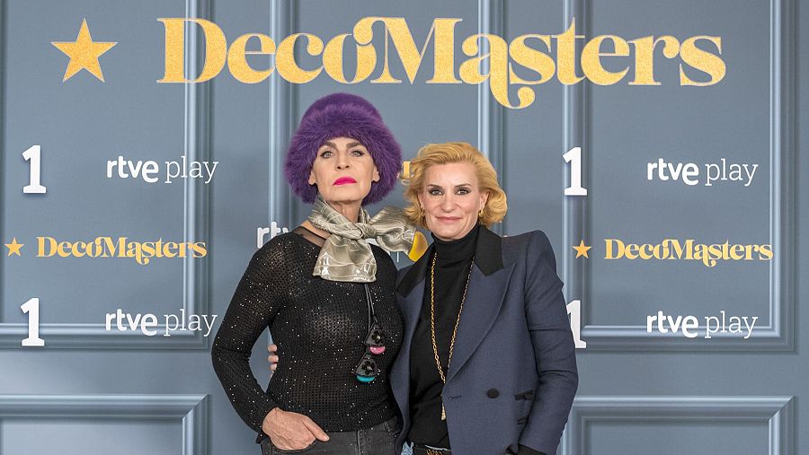 Imagen de María Zurita y Antonia Dell'Atte en DecoMasters, mostrando estilo y elegancia en un evento.