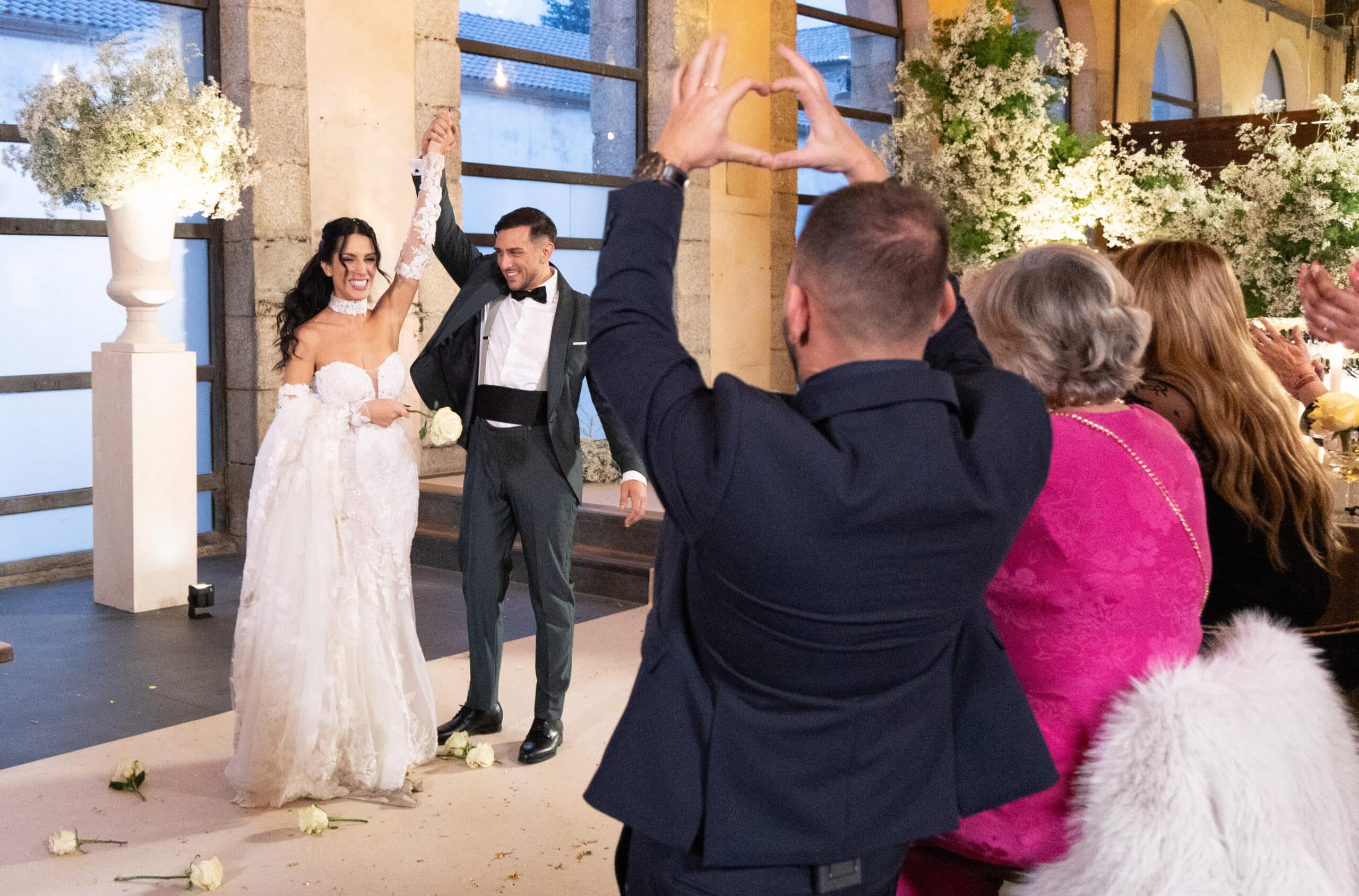 Boda en el desierto con celebración emotiva y elegante.