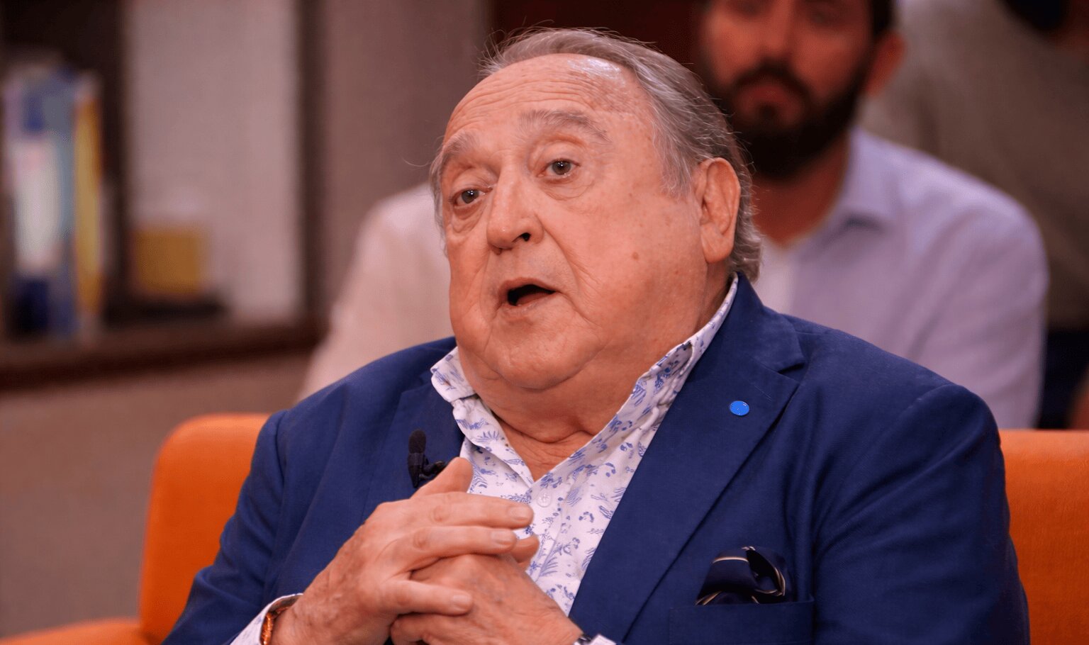 Despedida con tensión: Gritos y reproches contra la clase política en el último adiós a Fernando Esteso en Zaragoza