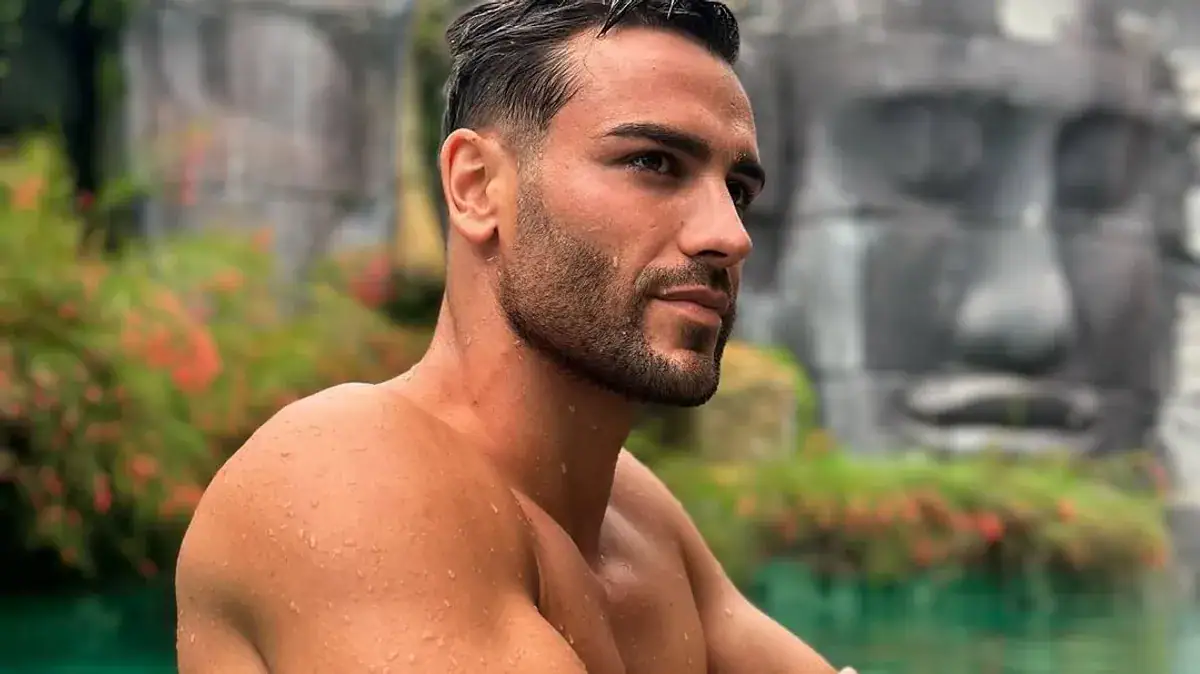 Gerard Arias con estilo de corte moderno en vibras en corte, en un entorno natural.