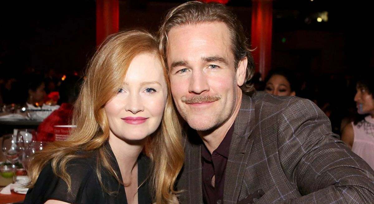 Imagen de una pareja en un evento benéfico en Hollywood, con ambiente elegante y cálido.