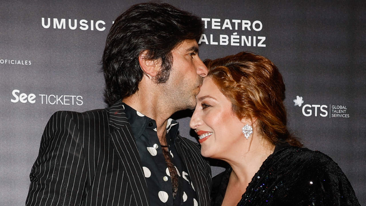Estrella Morente y su pareja en evento, mostrando cercanía y complicidad.