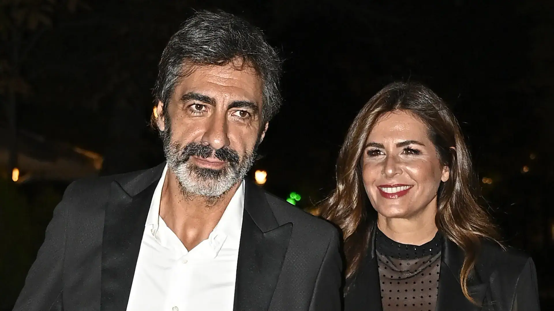 Nuria Roca y Juan en evento de vibras en corte, conversación y estilo.