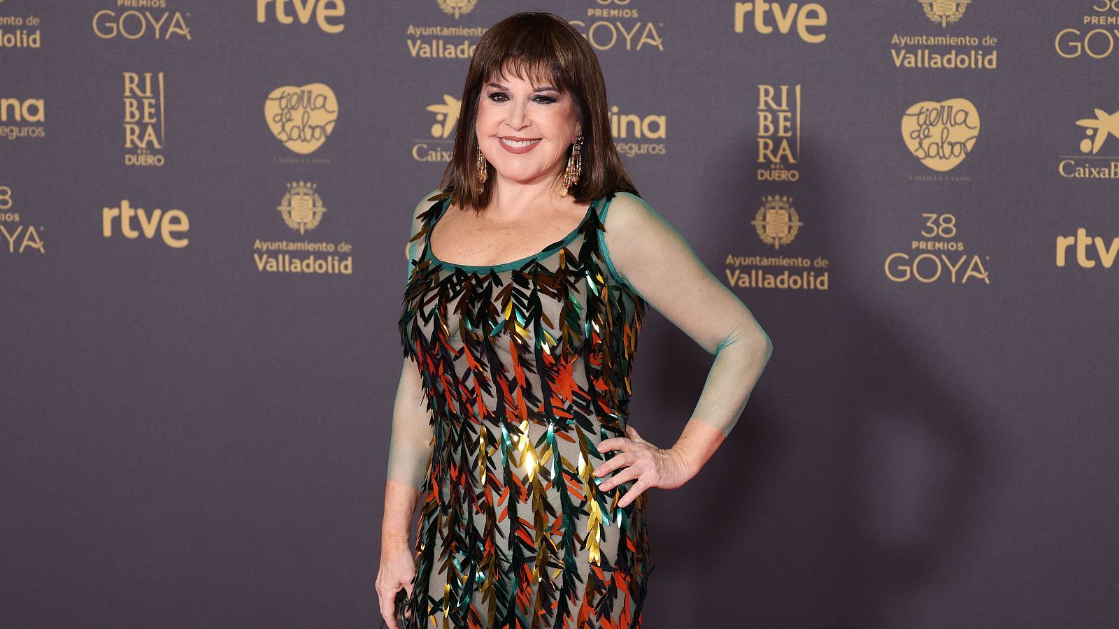 Loles León posando en evento de Valladolid, mostrando su estilo único y confianza en un entorno de m.