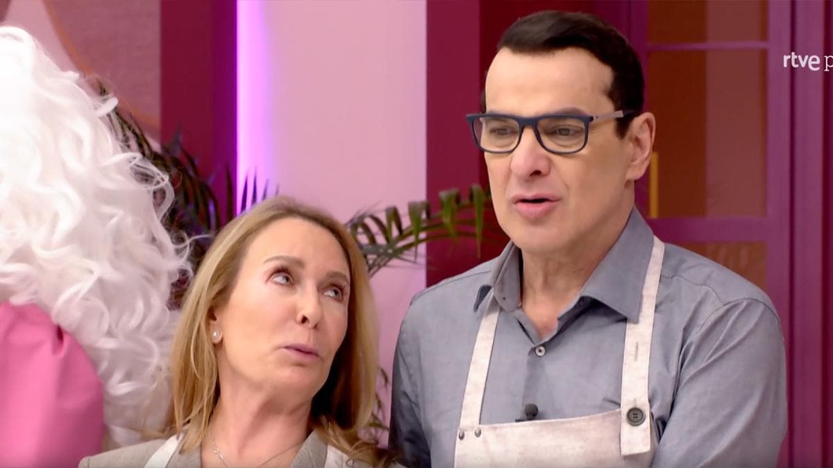 Marina Castaño en TVE durante despedida, rodeada de colegas y decoraciones coloridas.