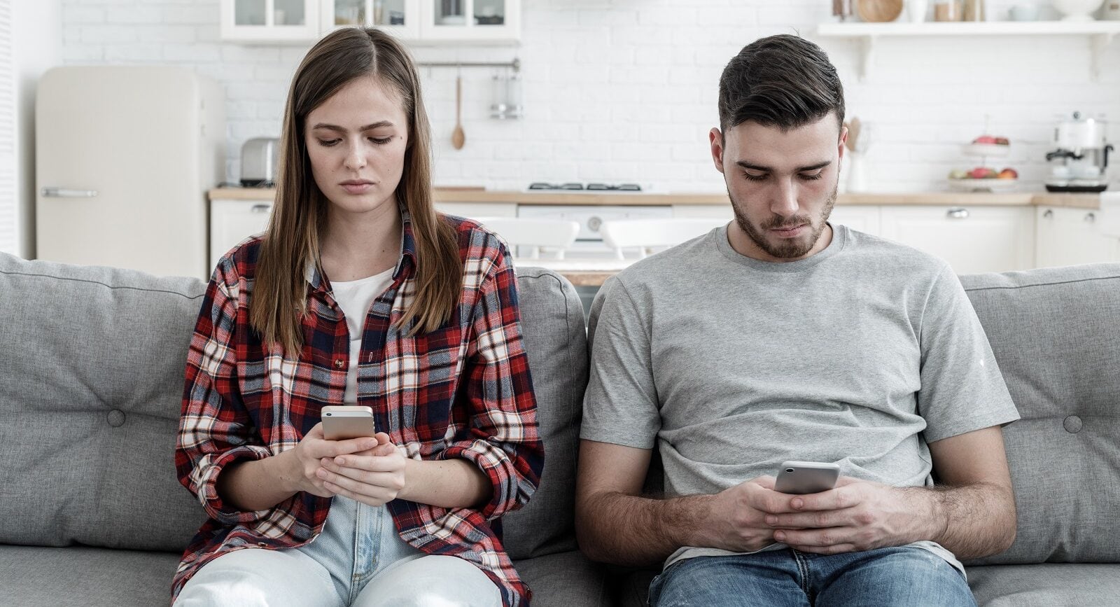 Desconexión digital: El 55% de las parejas españolas siente que las pantallas enfrían su relación