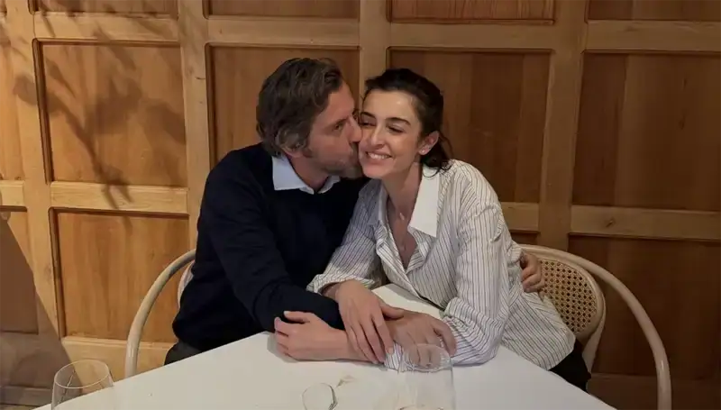 Blanca Romero y Quique Sánchez Flores en un momento íntimo y feliz en un ambiente cálido y acogedor.