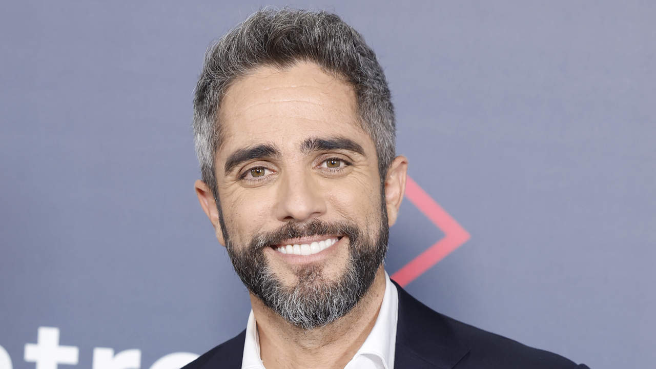Roberto Leal sonriente en entrevista en 'Lecturas' tras ganar gran premio en 'Pasapalabra'.
