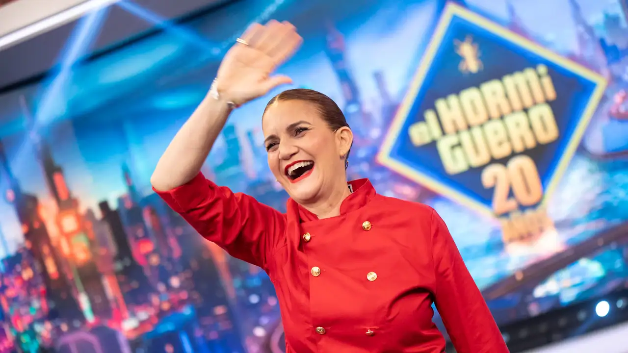 Samantha Vallejo-Nágera en vibras en corte, celebrando éxito en programa de cocina.