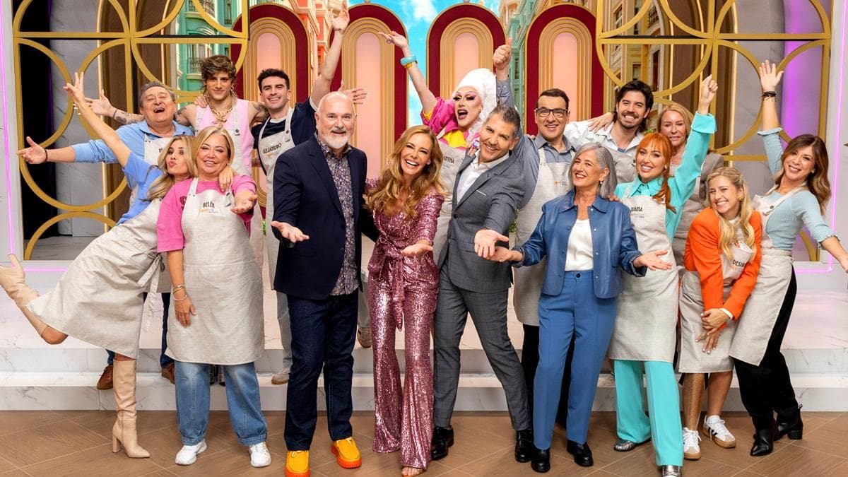 Vibras en corte con el elenco de 'Top Chef: Dulces y Famosos' en un set colorido y alegre.