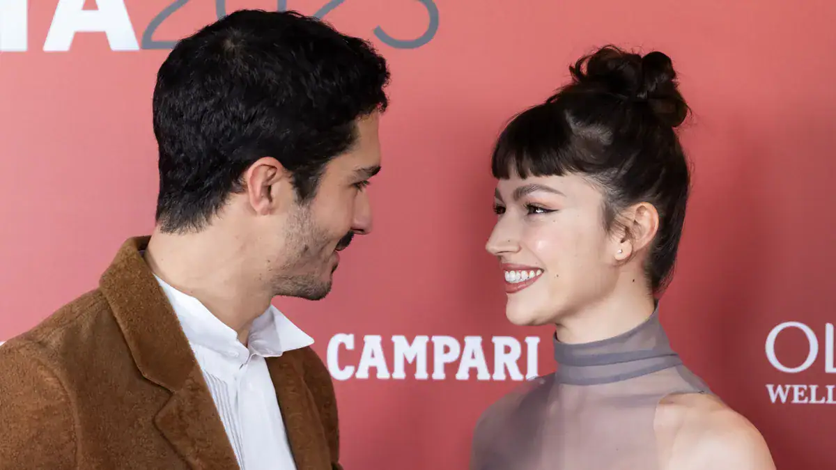 Úrsula Corberó y Chino Darín en un evento de vibras en corte.