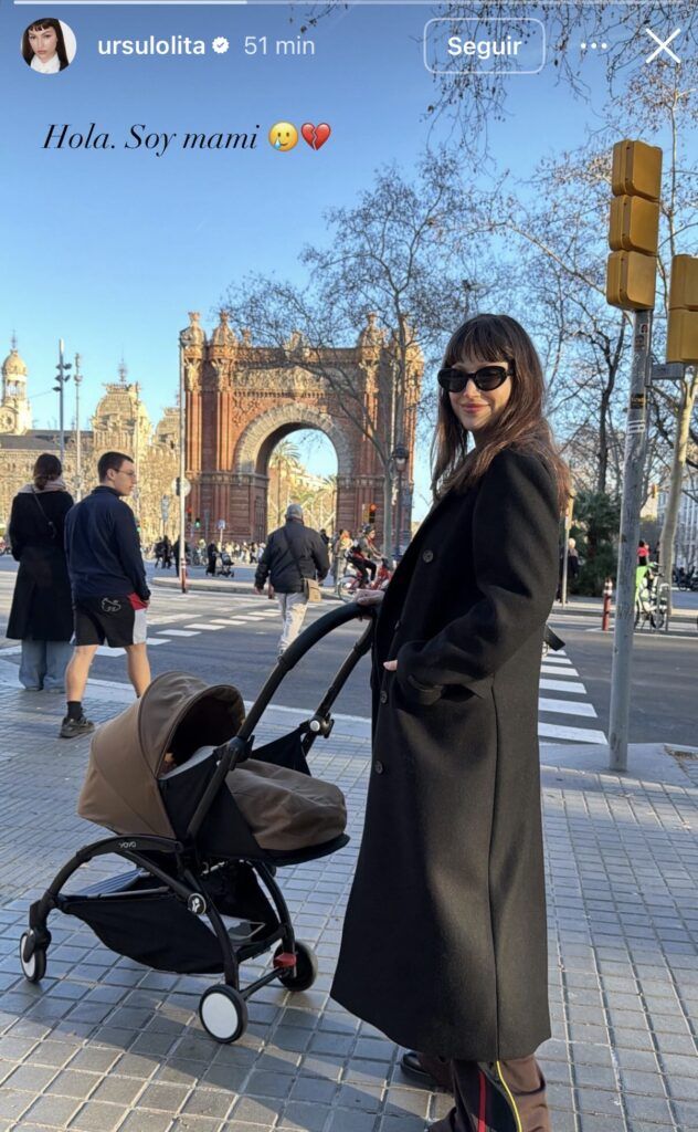 "Hola, soy mami": Úrsula Corberó reaparece en Barcelona con el pequeño Dante tras su "experiencia gloriosa"