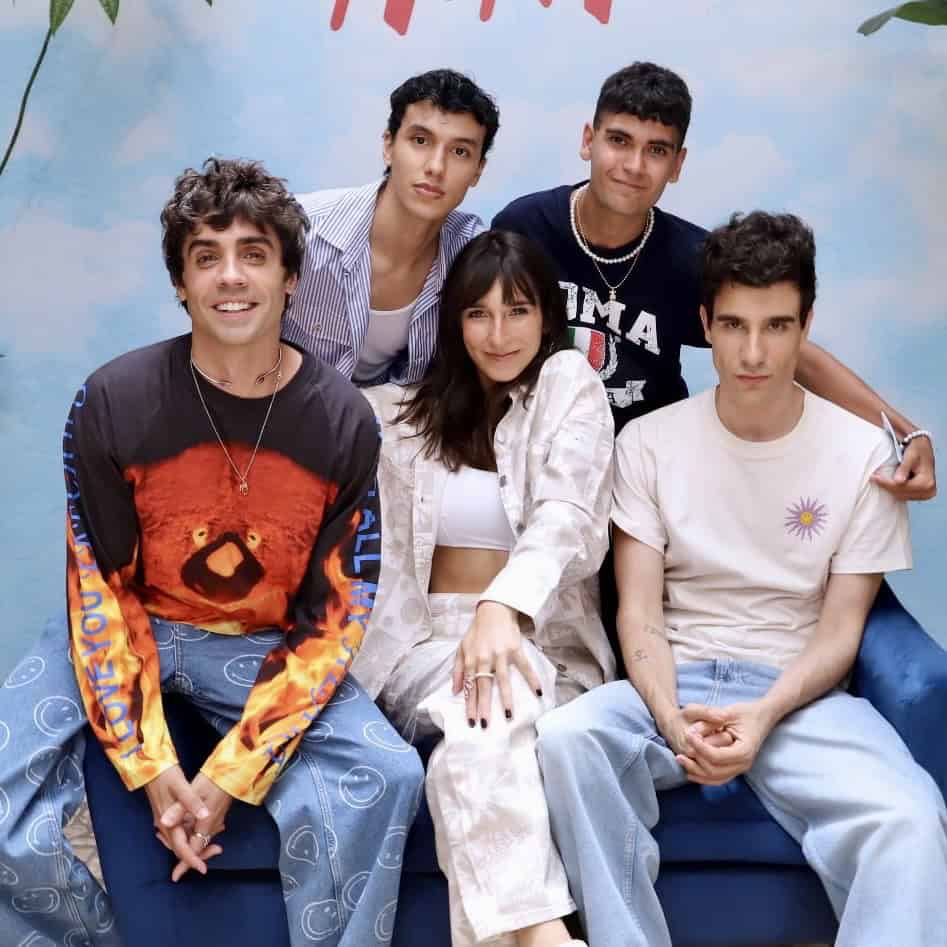 Javier Vázquez posa junto a Javier Calvo y Javier Ambrossi, Los Javis, en 2022
