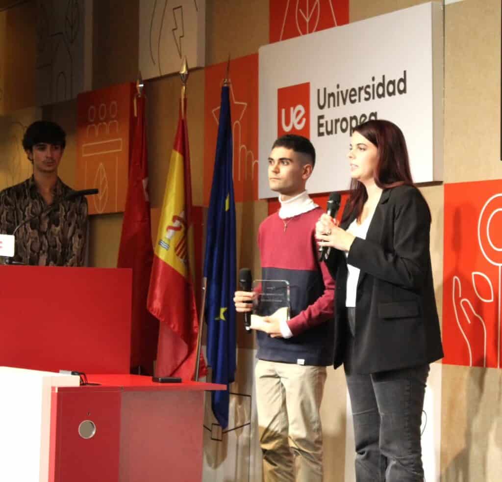 Javier Vázquez recoge en 2024 un galardón de la Universidad Europea de Madrid