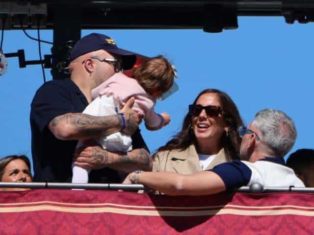 El balcón de la sintonía: Anabel Pantoja y Kiko Rivera presumen de familia en una Sevilla en Semana Santa