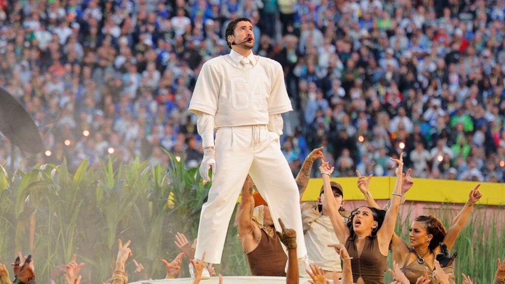 Bad Bunny durante su actuación en el descanso de la Super Bowl, el show que Manuel Turizo aplaudió