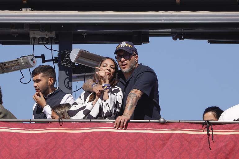 El balcón de la sintonía: Anabel Pantoja y Kiko Rivera presumen de familia en una Sevilla en Semana Santa