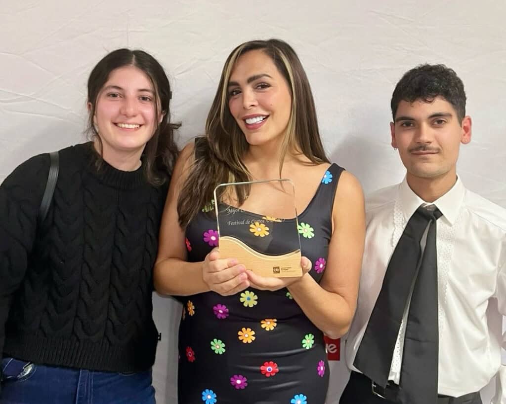 Javier Vázquez, productor de 'ZOE', con un galardón de la Universidad Europea de Madrid