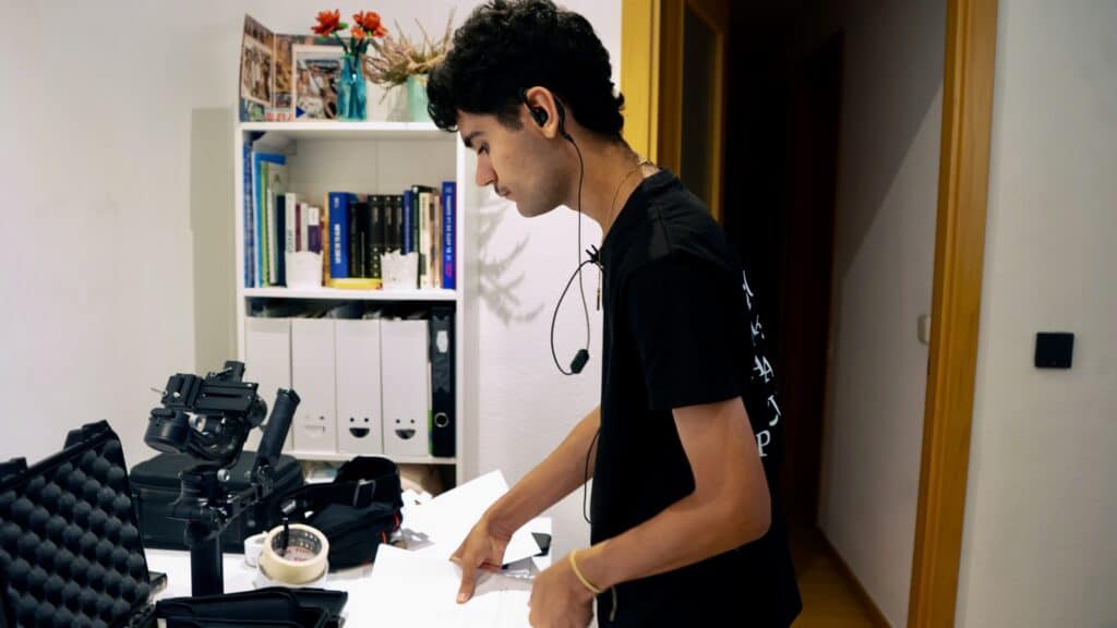 Javier Vázquez, productor de 'ZOE', durante una jornada de trabajo