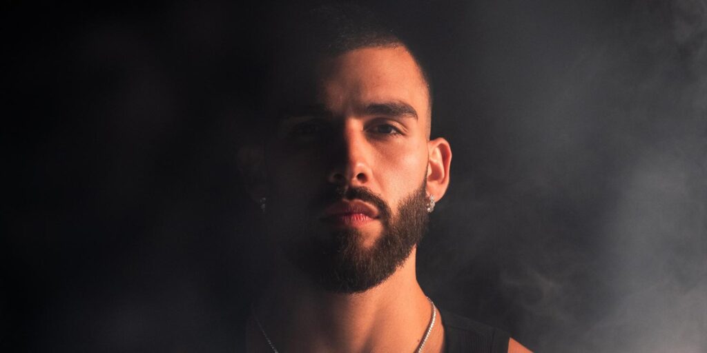 Manuel Turizo mira a cámara en otro de los retratos de la promoción de su álbum 'Apambichao'