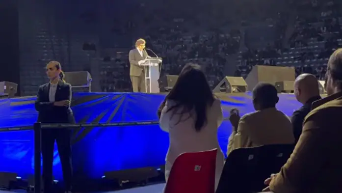 Aída Nízar irrumpe entre el público mientras Javier Milei interviene en el Madrid Economic Forum 2026