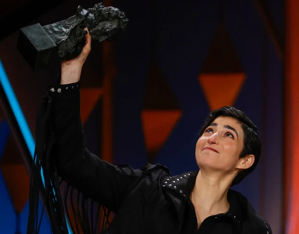 Tacones rotos, rumba de barrio y el clamor de Alba Flores: la cara B más humana y gamberra de los Goya 2026