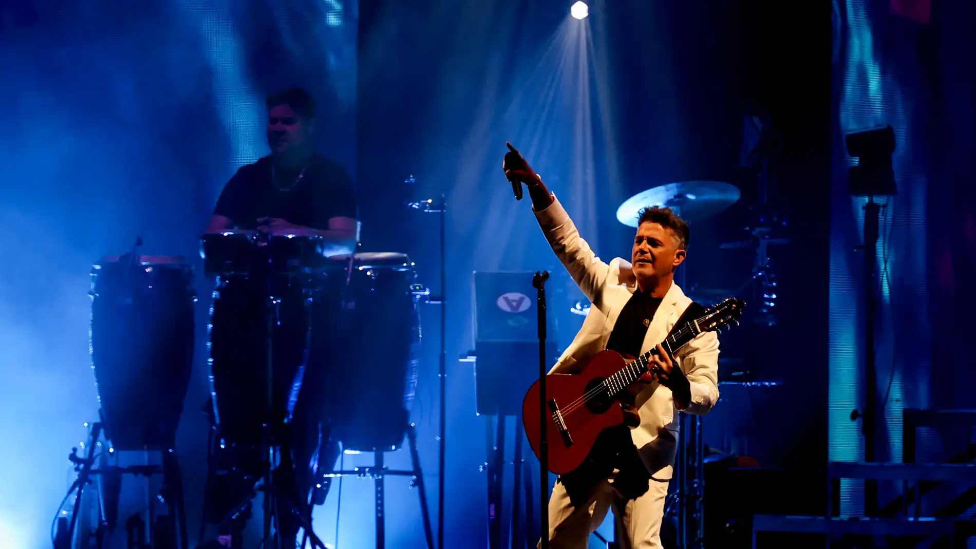 Alejandro Sanz en el escenario durante su gira por Estados Unidos mostrando dificultades vocales