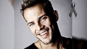 Álex Casademunt sonríe en otra instantánea de archivo del cantante catalán de 'OT 1'