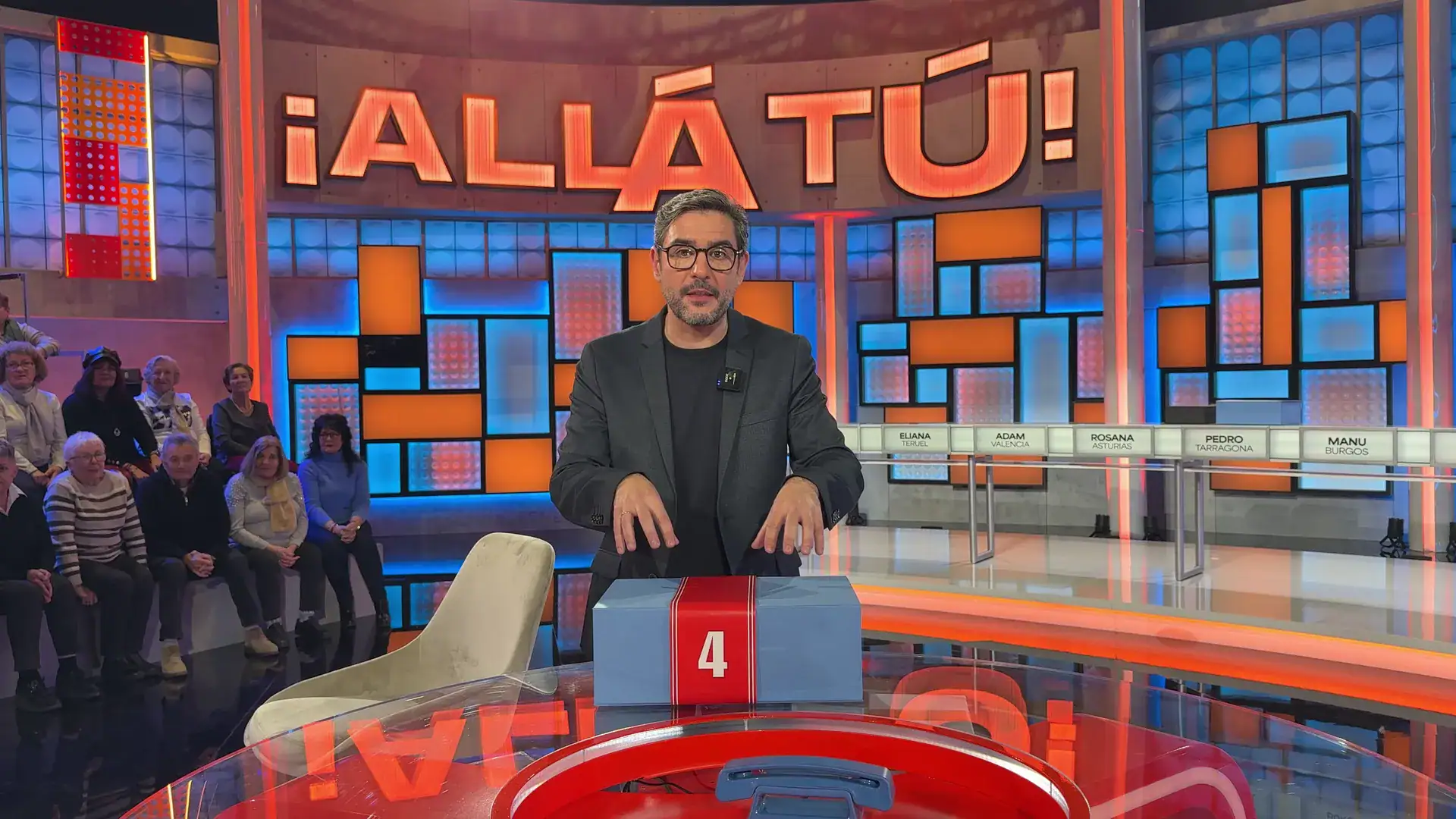 Juanra Bonet presentando Allá Tú en Telecinco tras la renovación del programa hasta verano