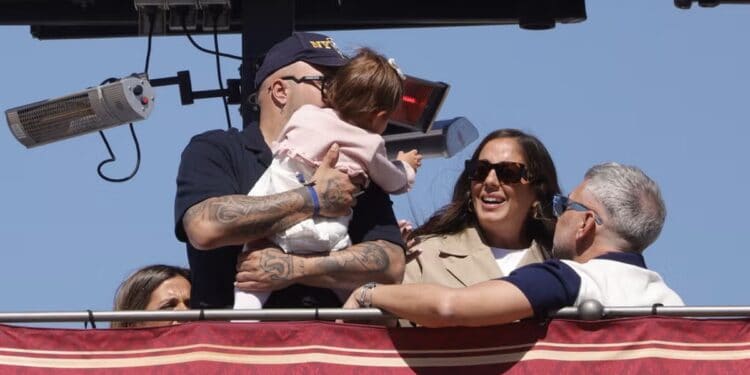 El balcón de la sintonía: Anabel Pantoja y Kiko Rivera presumen de familia en una Sevilla en Semana Santa