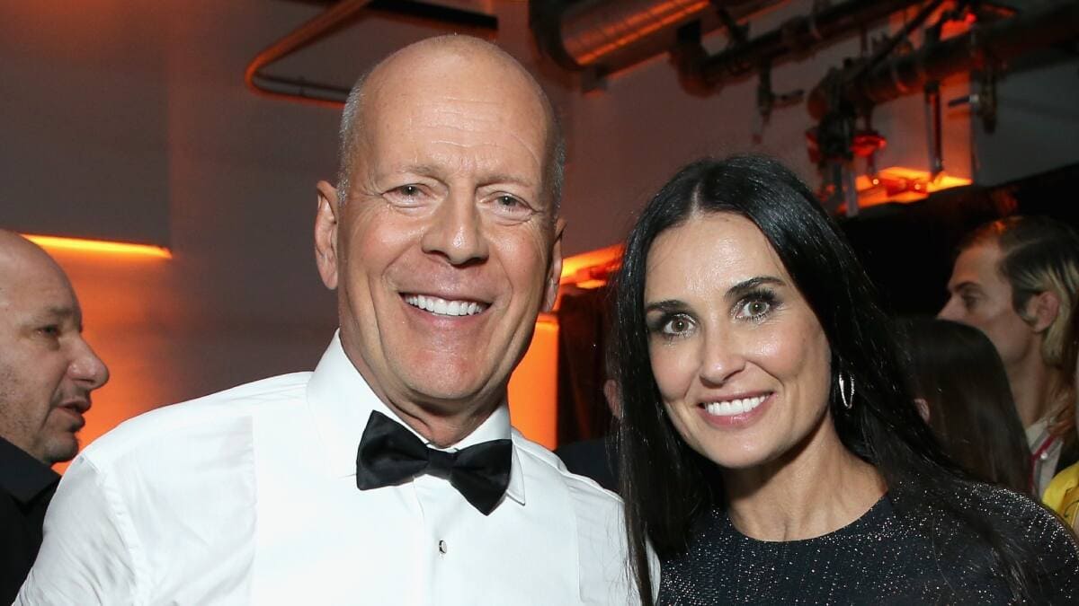 Bruce Willis sonriendo junto a su familia en una imagen reciente por su 71 cumpleaños