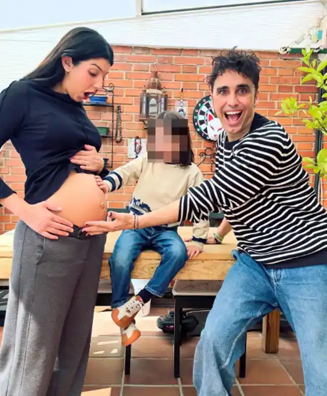 El pequeño Hiro acaricia la barriga de su madre, Marta Nogal, en la estampa familiar con la que Canco Rodríguez anunció el embarazo