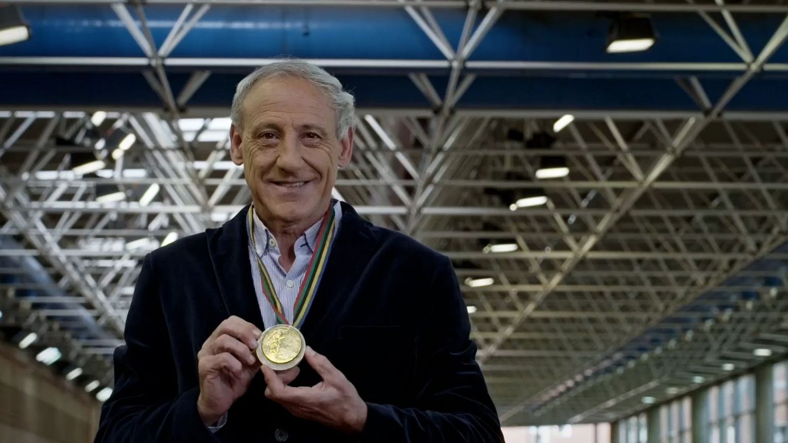 Susto de salud para Fermín Cacho: el oro olímpico sale de la UCI tras sufrir un desvanecimiento