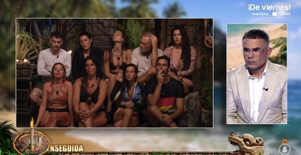 Jorge Javier Vázquez, en el plató, aparece en pantalla partida con los concursantes reunidos en la palapa de Supervivientes 2026