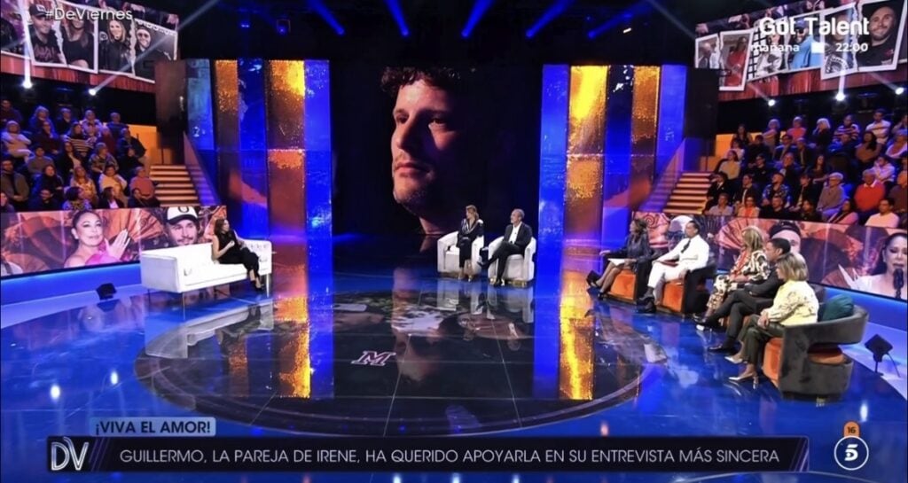 Irene Rosales responde a las preguntas de los colaboradores en el plató de De Viernes