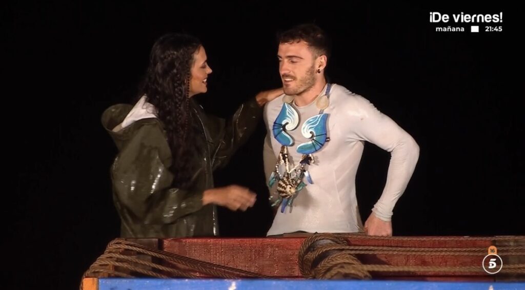 Un concursante de Supervivientes 2026 sonríe mientras la reportera del programa le pone la mano en el hombro durante la conexión nocturna