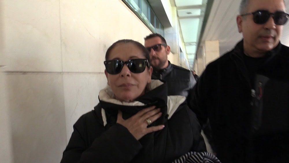 Isabel Pantoja en la calle de Madrid a las puertas del consulado de Estados Unidos
