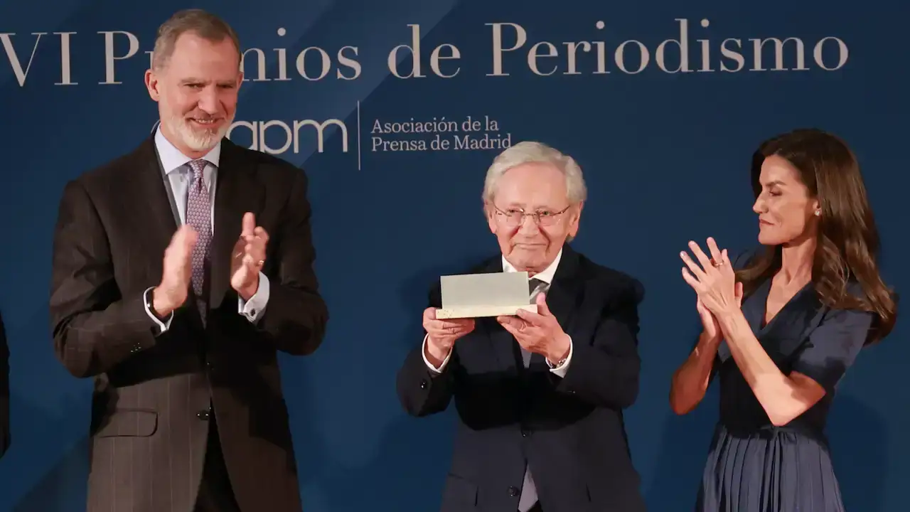 Felipe VI y Letizia rinden tributo a Fernando Ónega: "Referente del mejor periodismo desde la Transición"