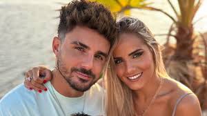 Manuel González aparece junto a su hermana Gloria González en un plano conjunto de los dos