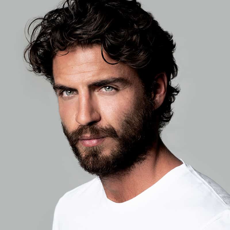 Maxi Iglesias posa en solitario durante un acto vinculado a su carrera como actor