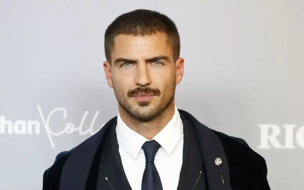Maxi Iglesias, actor conocido por su papel en Velvet, posa sonriente ante los fotógrafos