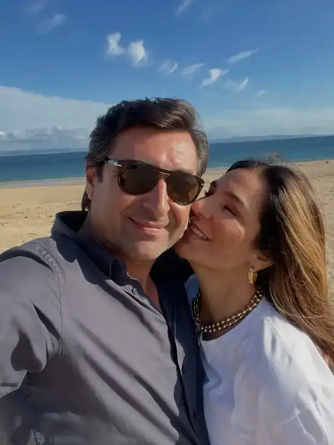 Raquel Bollo y su prometido, Mariano Jorge Gutiérrez, sonríen juntos en una imagen de pareja