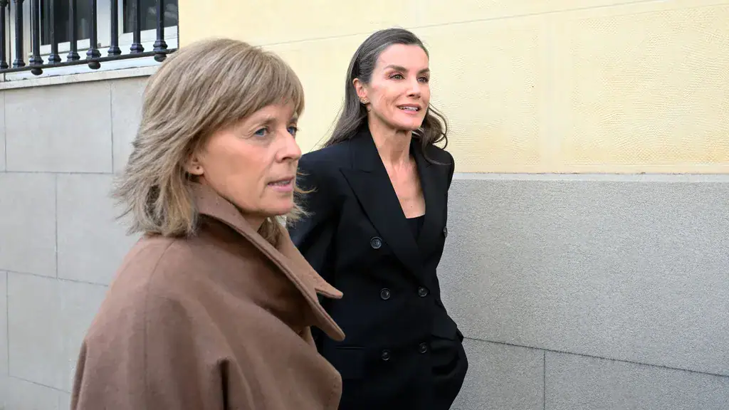 La reina Letizia acude a la Casa de Galicia para arropar a Sonsoles Ónega en el último adiós a su padre