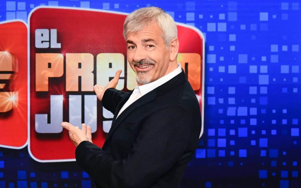 Carlos Sobera, presentador de 'El precio justo', en el plató del concurso de Telecinco
